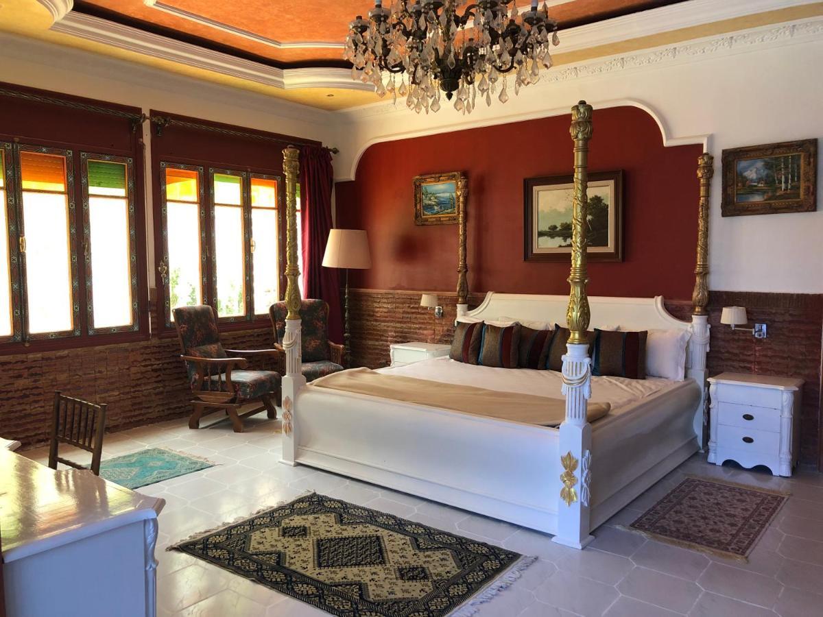 Suite met Kingsize Bed en Uitzicht op Zwembad